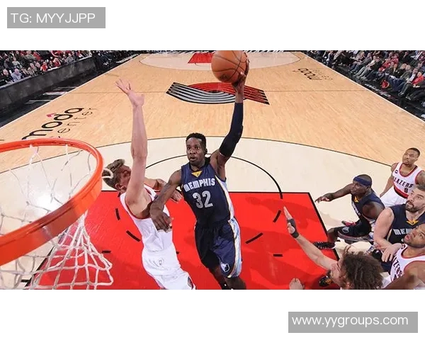 拓荒者与灰熊的激烈对决谁能在赛场上笑到最后