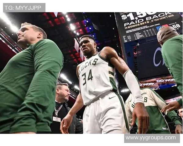 字母哥愤怒撕毁球衣雄鹿惨败后更衣室内冲突升级引发关注